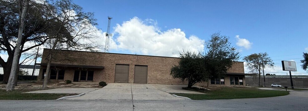 More Photos Of 21755 I45 N, Spring Showroom For Lease