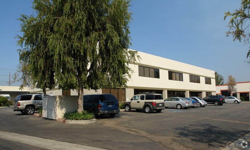 More Photos Of 5325 N Commerce Ave, Moorpark Warehouse For Lease