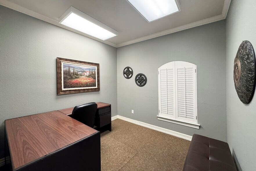 More Photos Of 2128 Parkwood Dr, Bedford Office For Sale