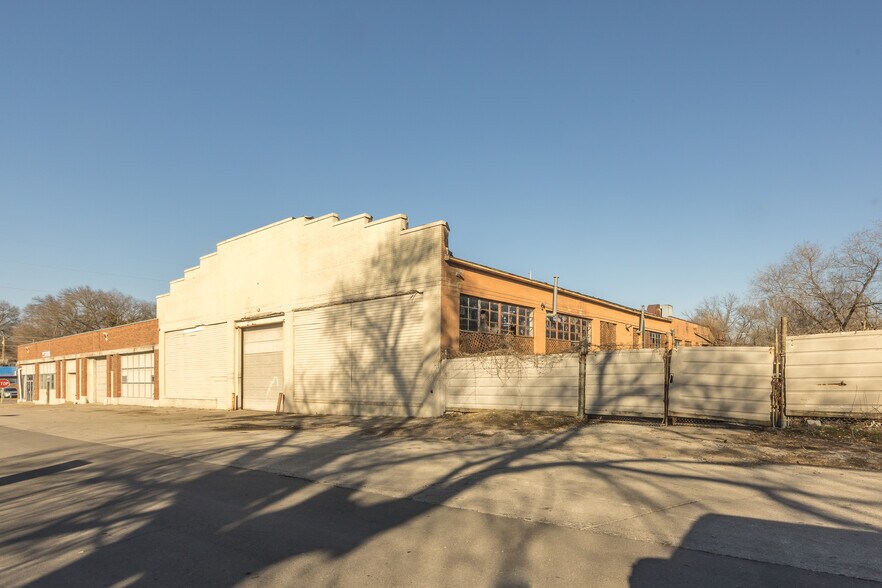 More Photos Of 10401 E US Highway 24, Independence Flex For Sale