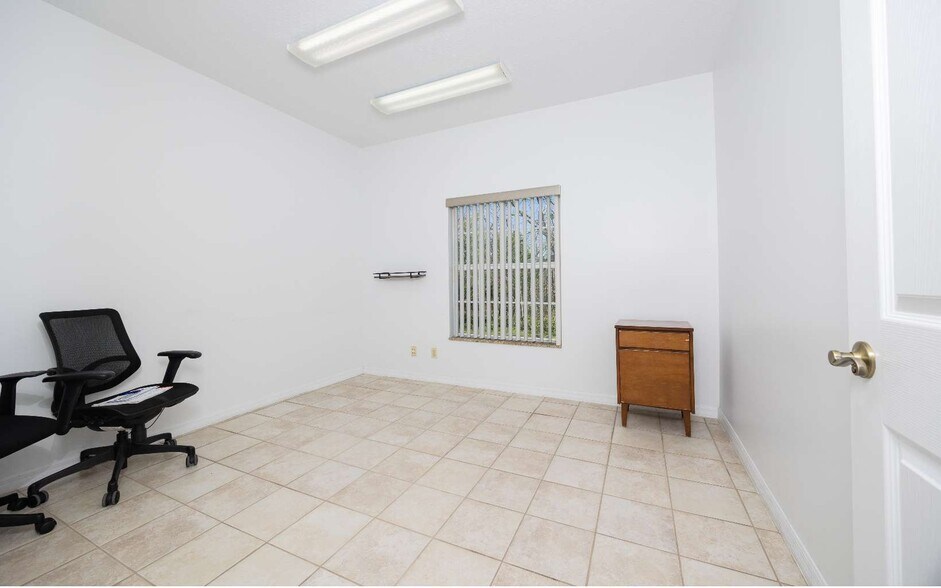 More Photos Of 1720 N Ohio Ave, Live Oak Office For Sale