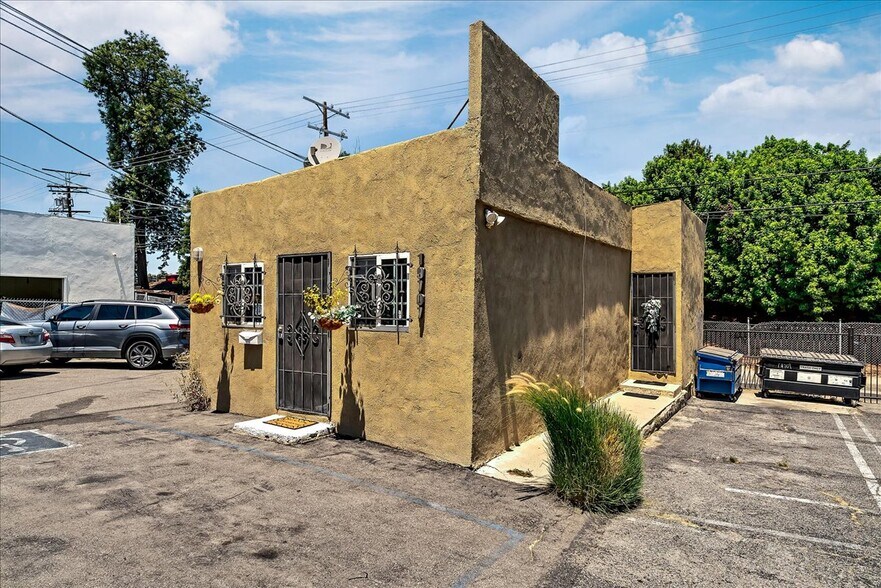 More Photos Of 19709 Ventura Blvd, Woodland Hills Office For Sale