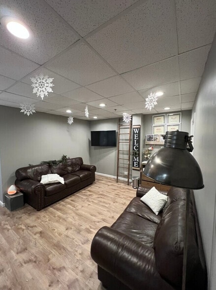 More Photos Of 263 N York Rd, Elmhurst Medical For Lease