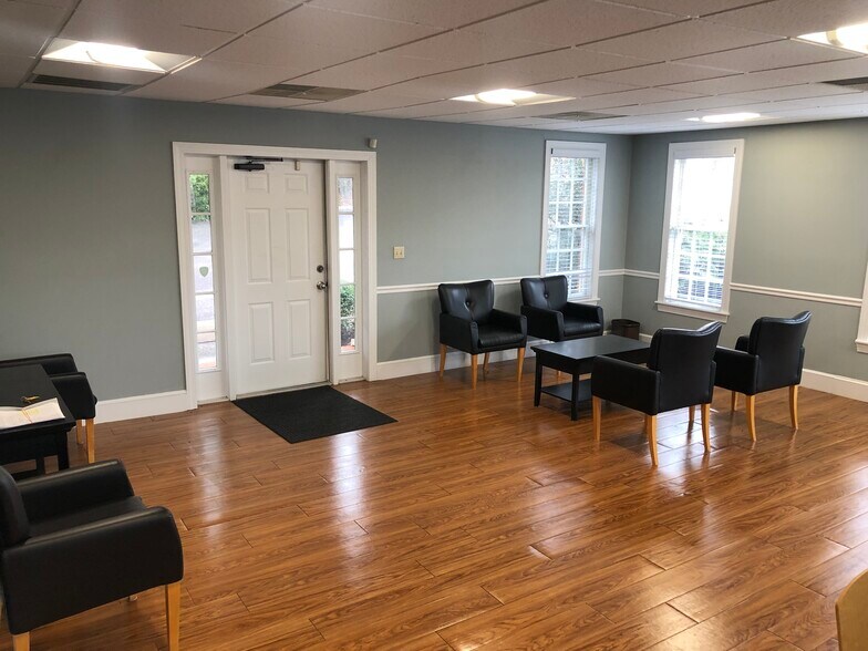 More Photos Of 156 E Market St, Martinsville Office Residential For Lease