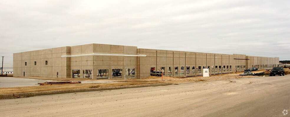 More Photos Of 6085 Corridor Pky, Schertz Distribution For Lease