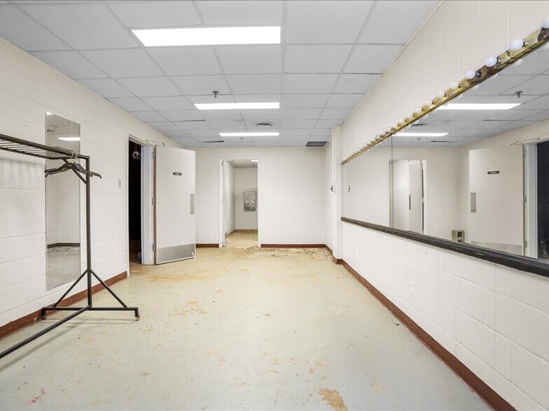 More Photos Of 1819 Spring St, Palestine Specialty For Sale