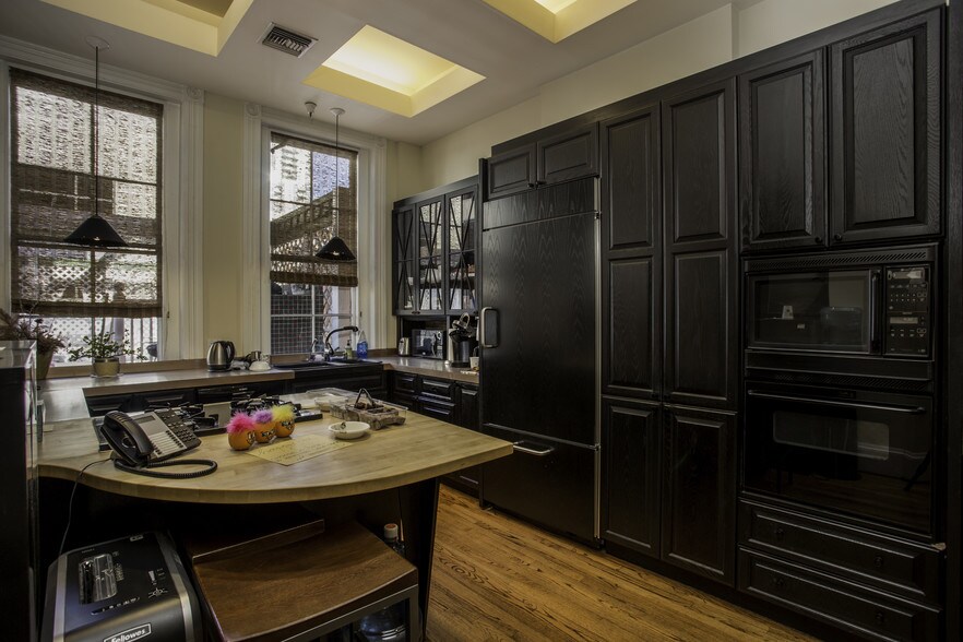 More Photos Of 631 5th Ave, San Diego Storefront Retail Office For Lease