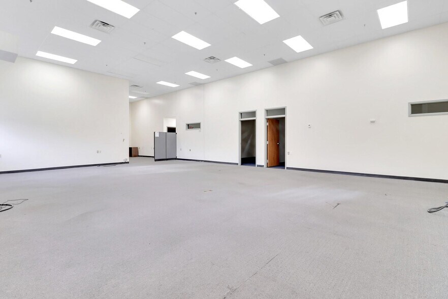 More Photos Of 40 Commercial Ave, Middletown Warehouse For Lease