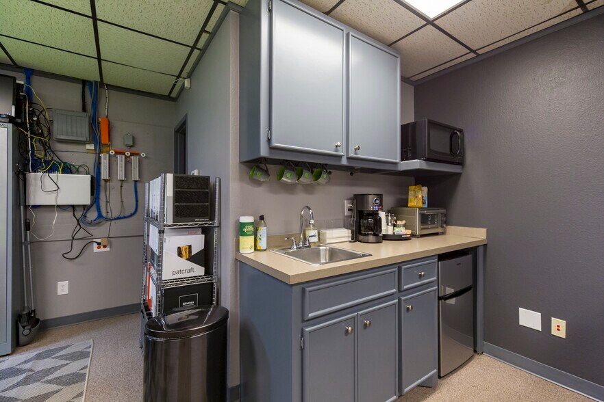 More Photos Of 770 W Rock Creek Rd, Norman Office For Lease