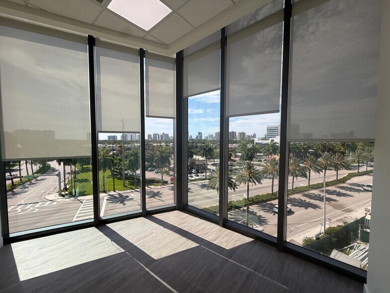 More Photos Of 21290 Biscayne Blvd, Aventura Office Residential For Lease