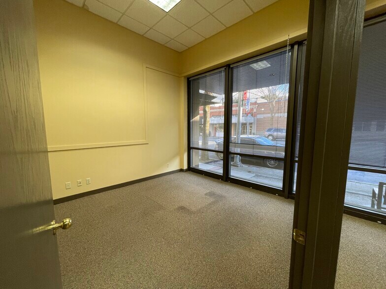 More Photos Of 300 E Main St, Pullman Bank For Sale