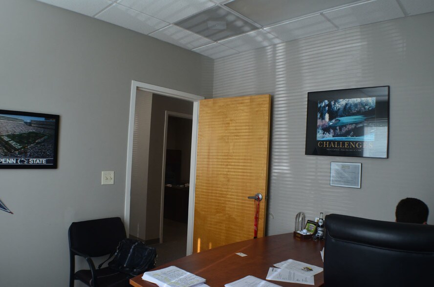 More Photos Of 3120 Latrobe Dr, Charlotte Showroom For Lease