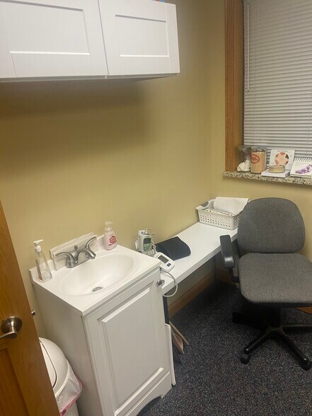 More Photos Of 929 S Main St, Lombard Office For Lease