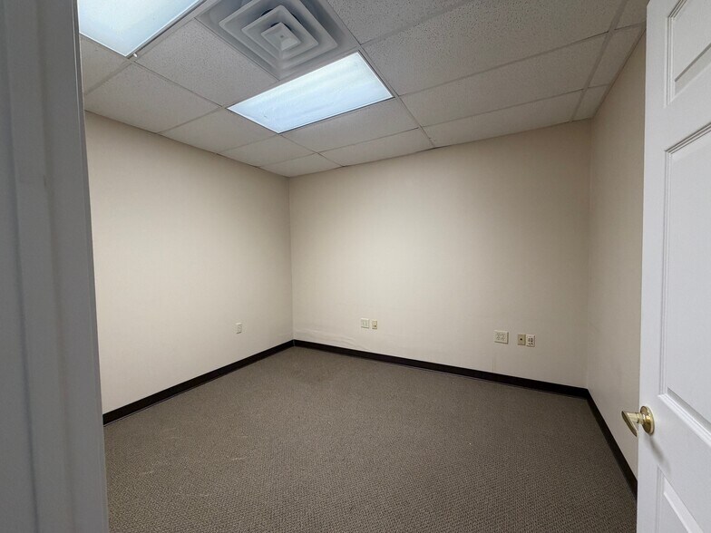 More Photos Of 2233 E 52nd St, Odessa General Retail For Lease