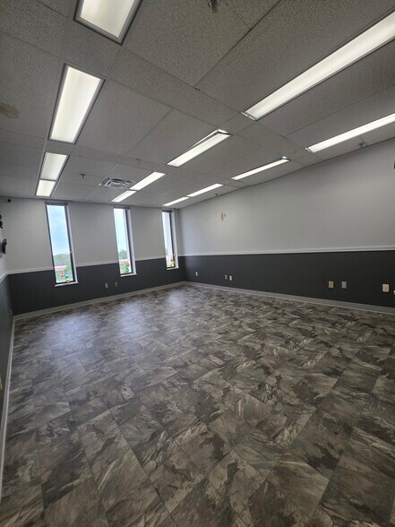 More Photos Of 2700 E Dublin Granville Rd, Columbus Office For Lease