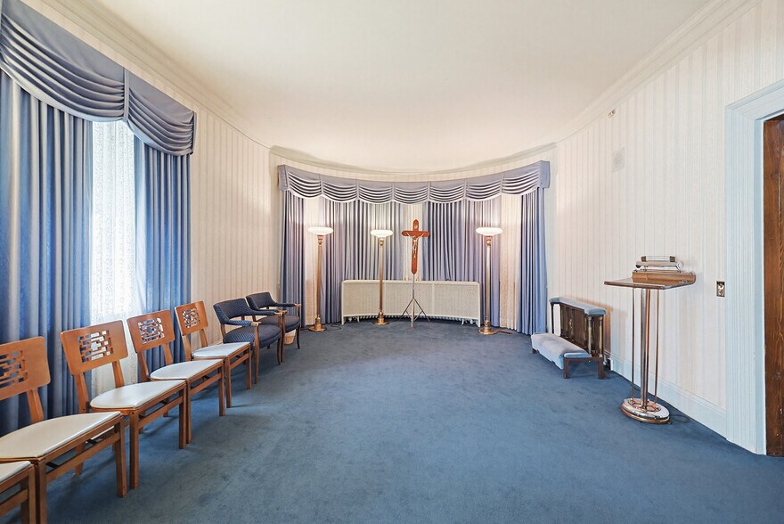 More Photos Of 1501 Lonsdale Ave, Lincoln General Retail For Sale