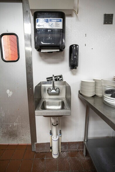 More Photos Of 762 Veterans Pky, Hinesville Restaurant For Sale