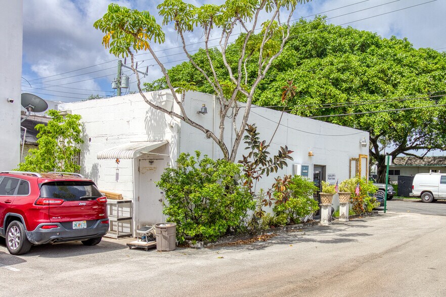 More Photos Of 13-17 N Federal Hwy, Dania Storefront For Sale