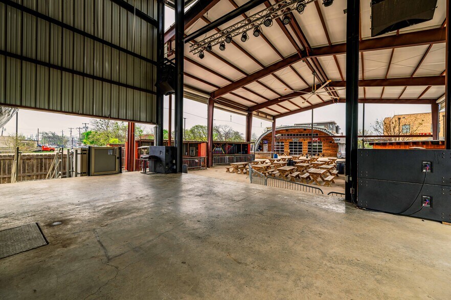 More Photos Of 309 S Oak St, Roanoke Restaurant For Lease