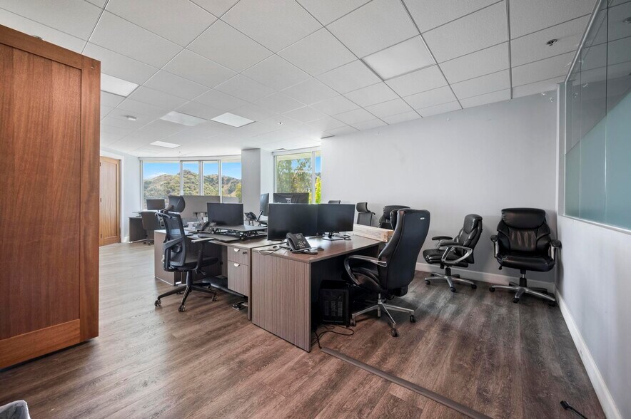 More Photos Of 28212 Kelly Johnson Pkwy, Valencia Medical For Lease