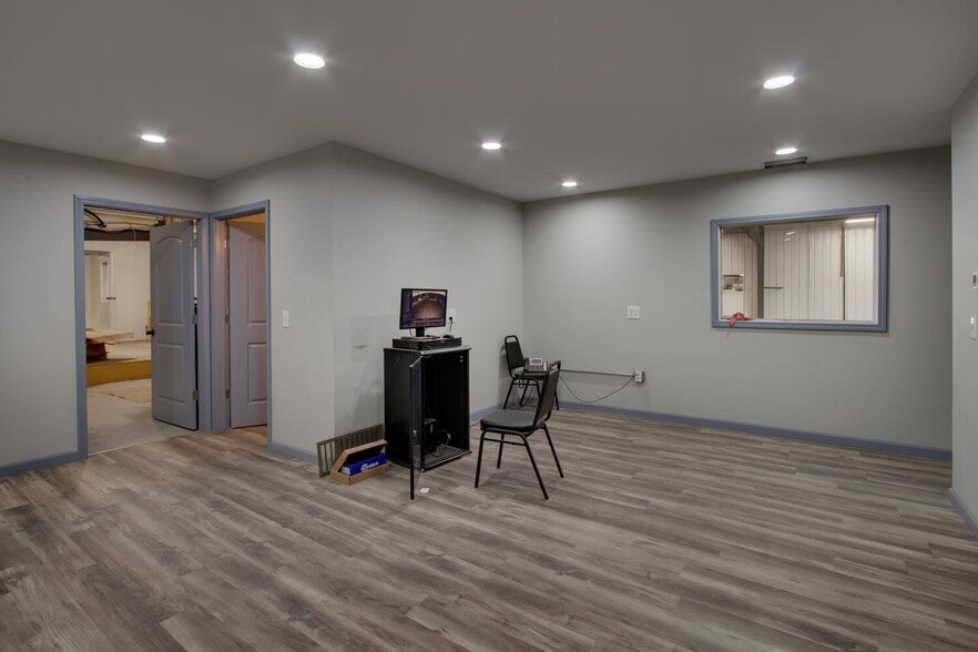 More Photos Of 25137 Outer Road 27, Wayland Auto Repair For Lease