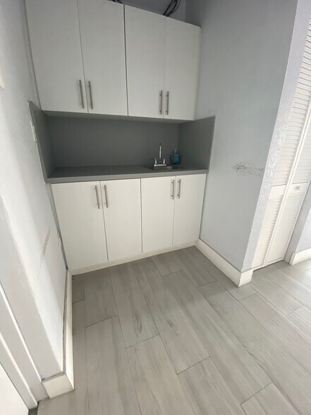 More Photos Of 491 Hialeah Dr, Hialeah Office For Lease