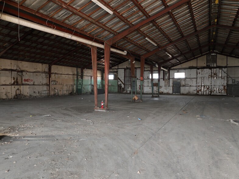 More Photos Of 126 S Griffith St, El Dorado Warehouse For Sale