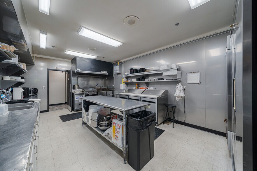 More Photos Of 689 Broadway, Berlin Restaurant For Sale