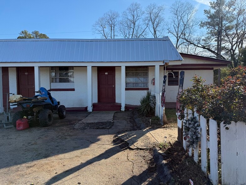 Primary Photo Of 11501 E Highway 85, Woodbury Hotel For Sale