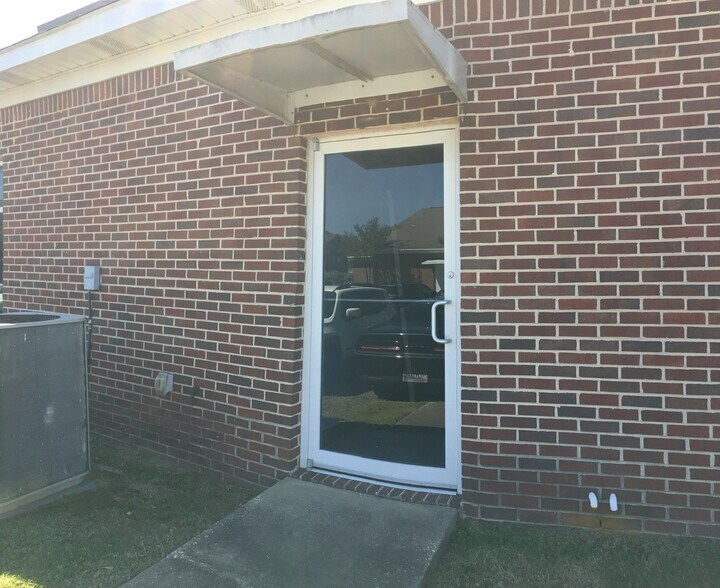 More Photos Of 4780-4782 Woodmere Blvd, Montgomery Medical For Lease