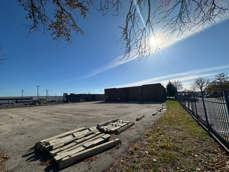 More Photos Of 1220 Mark St, Bensenville Warehouse For Lease