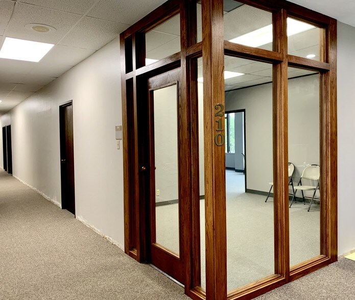 More Photos Of 1800 Teague Dr, Sherman Office For Lease