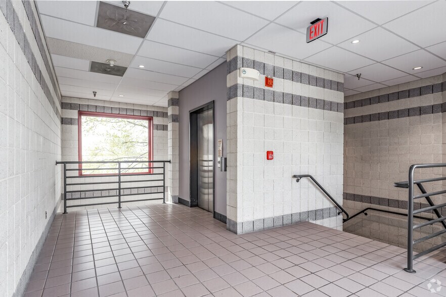 More Photos Of 387-409 E Gude Dr, Rockville Showroom For Lease