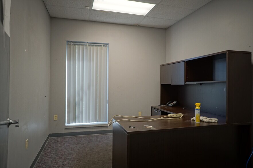 More Photos Of 850 Industrial Rd, Madisonville Manufacturing For Lease