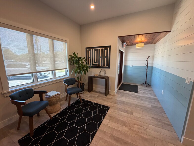 More Photos Of 46 Roosevelt Blvd, Marmora Office For Lease