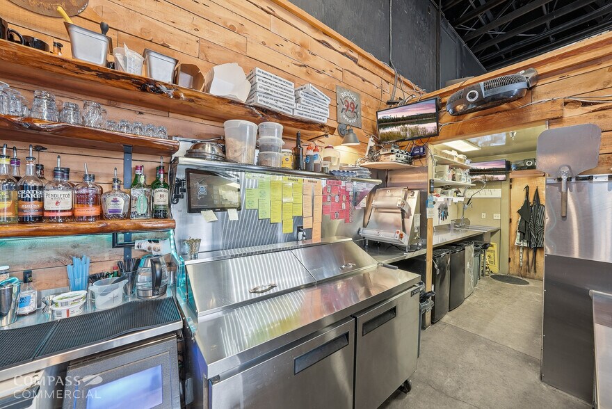 More Photos Of 63063 Layton Ave, Bend Warehouse For Sale