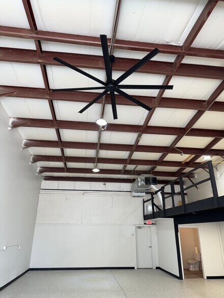 More Photos Of 517 N Lake Ave, Twin Lakes Showroom For Lease