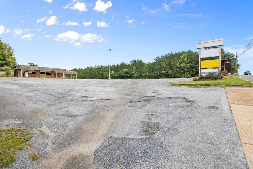 More Photos Of 420 Third Street, Shenandoah Flex For Sale