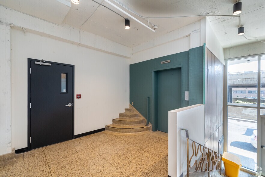 More Photos Of 3333 Boul Crémazie E, Montréal Loft Creative Space For Lease