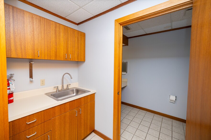 More Photos Of 1020 N Main St, Wichita Medical For Sale