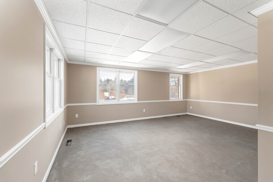 More Photos Of 5 Buttrick Rd, Londonderry Office For Lease