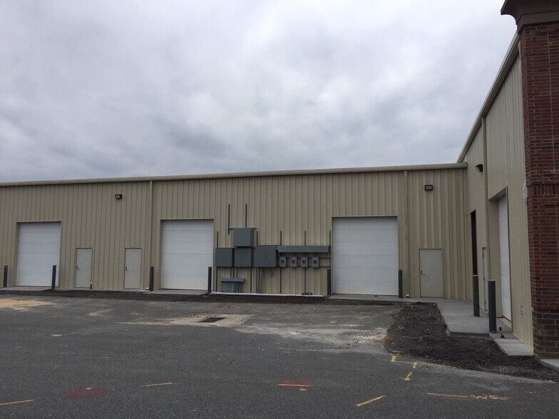 More Photos Of 123 Poplar Pointe Dr, Mooresville Flex For Lease