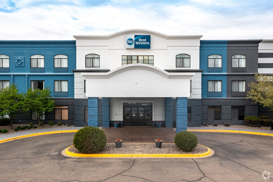 More Photos Of 970 Helena Ave N, Oakdale Hotel For Sale