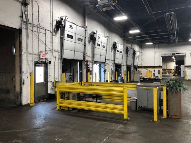 More Photos Of 8201 N University St, Peoria Distribution For Lease