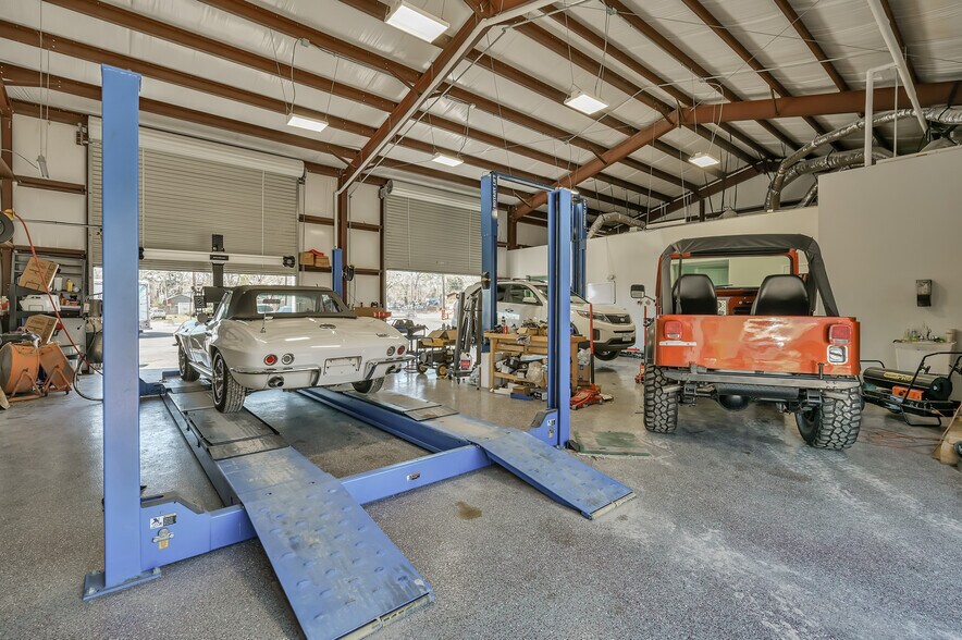 More Photos Of 1308 N Frazier St, Conroe Service For Sale