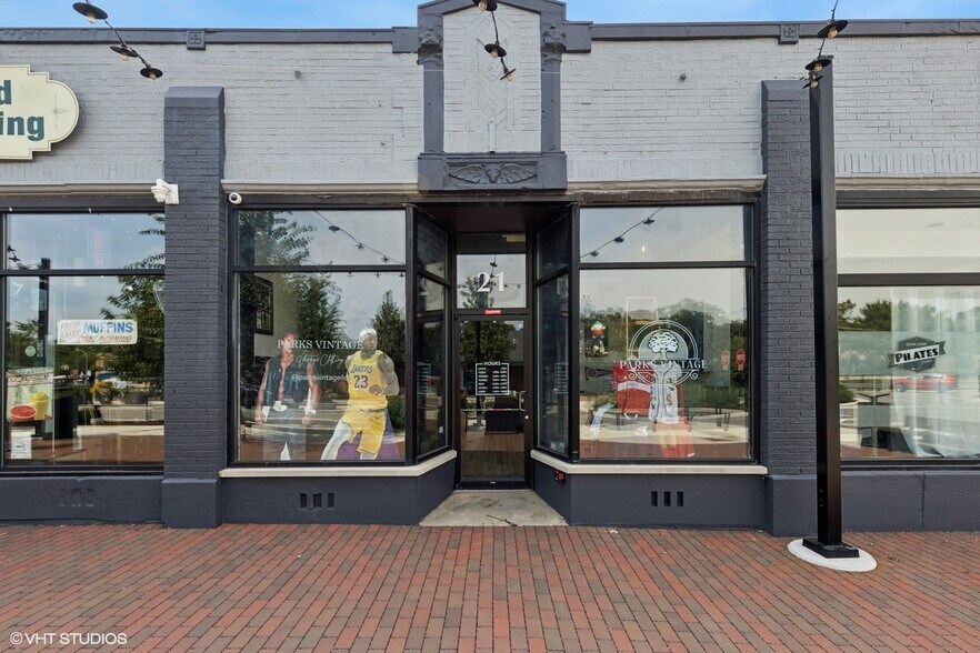 More Photos Of 19-23 W Quincy St, Westmont Storefront For Sale