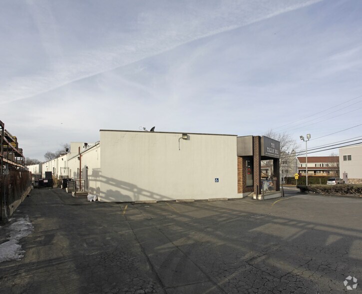 More Photos Of 67 Crescent St, Stamford Freestanding For Sale