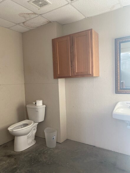 More Photos Of 621 Cow Alley Rd, Waxahachie Showroom For Sale