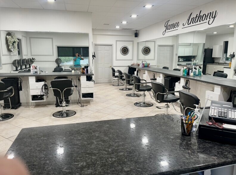 More Photos Of 633 Valley Rd, Gillette Freestanding For Lease