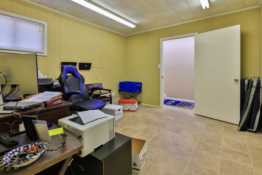 More Photos Of 308 N Lindell St, Martin Office For Sale